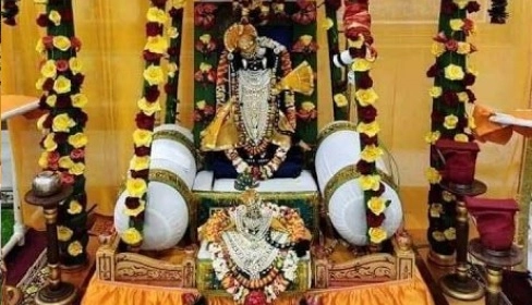 બાળ સ્વરૂપ પરમાત્મા સાથે ભક્તને ભાવવિભોર કરાવતો હિંડોળા ઉત્સવ બાળ સ્વરૂપ પરમાત્મા સાથે ભક્તને ભાવવિભોર કરાવતો હિંડોળા ઉત્સવ